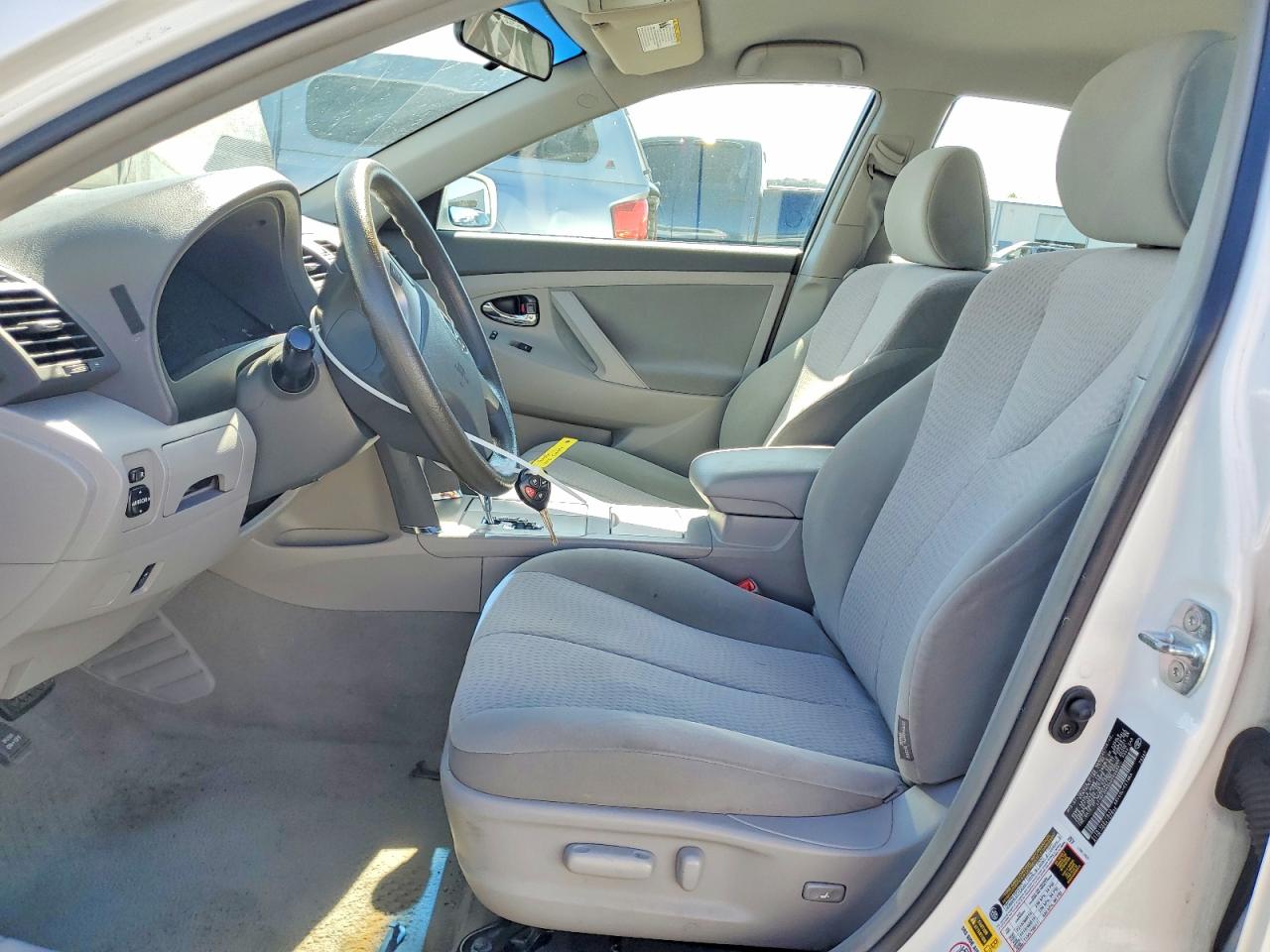 2010 TOYOTA CAMRY LE photo 19