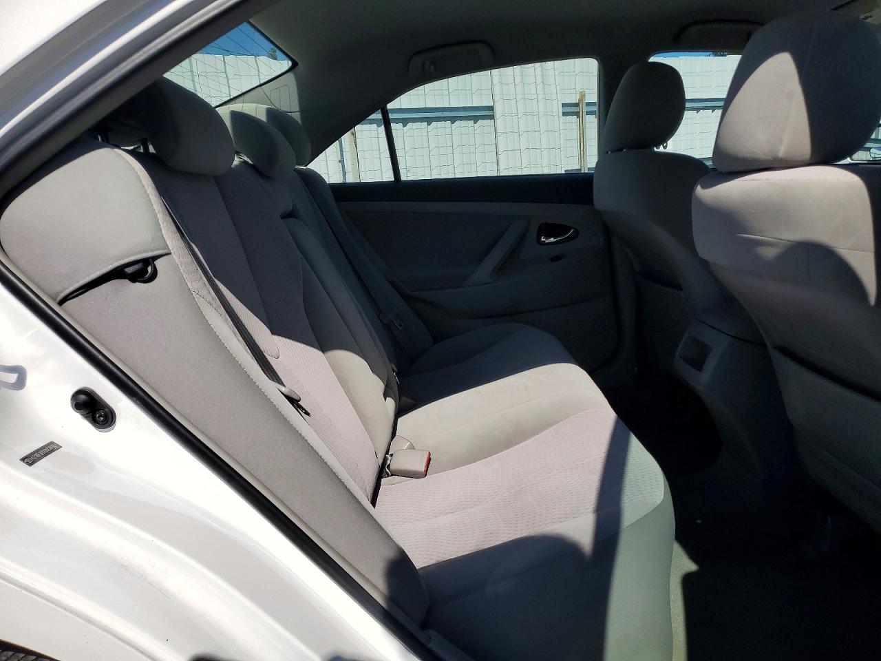 2010 TOYOTA CAMRY LE photo 28