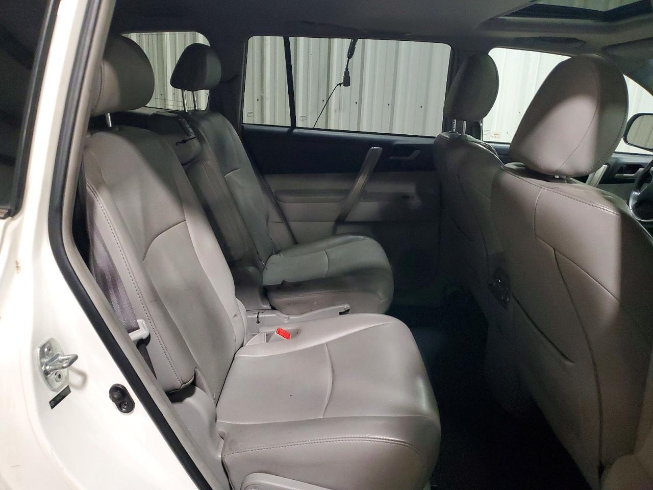 2013 TOYOTA HIGHLANDER SE photo 21