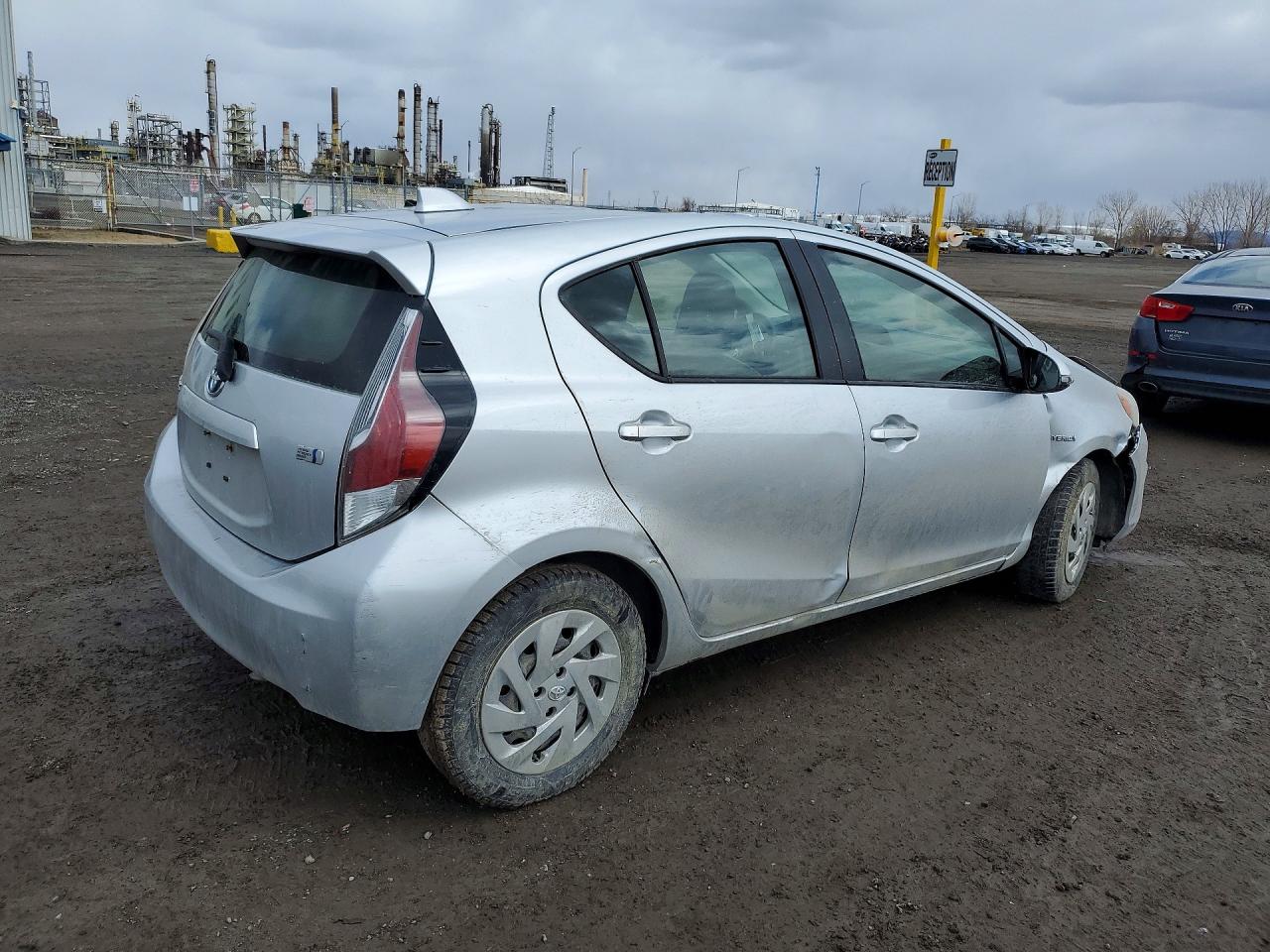 2016 TOYOTA PRIUS C ONE photo 3