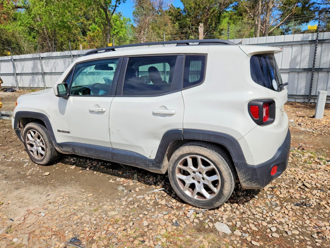 2015 JEEP RENEGADE LATITUDE photo 3
