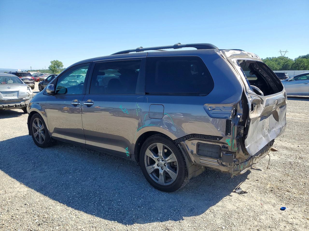 2017 TOYOTA SIENNA SE 8-PASSENGER photo 3