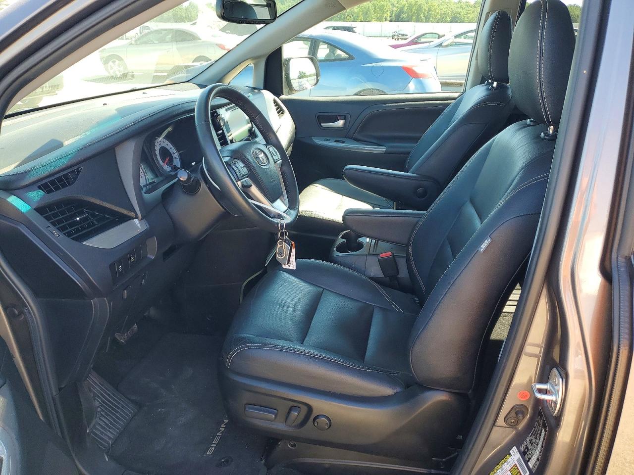 2017 TOYOTA SIENNA SE 8-PASSENGER photo 13