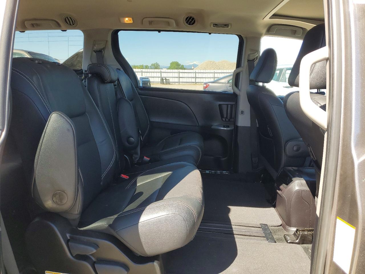 2017 TOYOTA SIENNA SE 8-PASSENGER photo 21