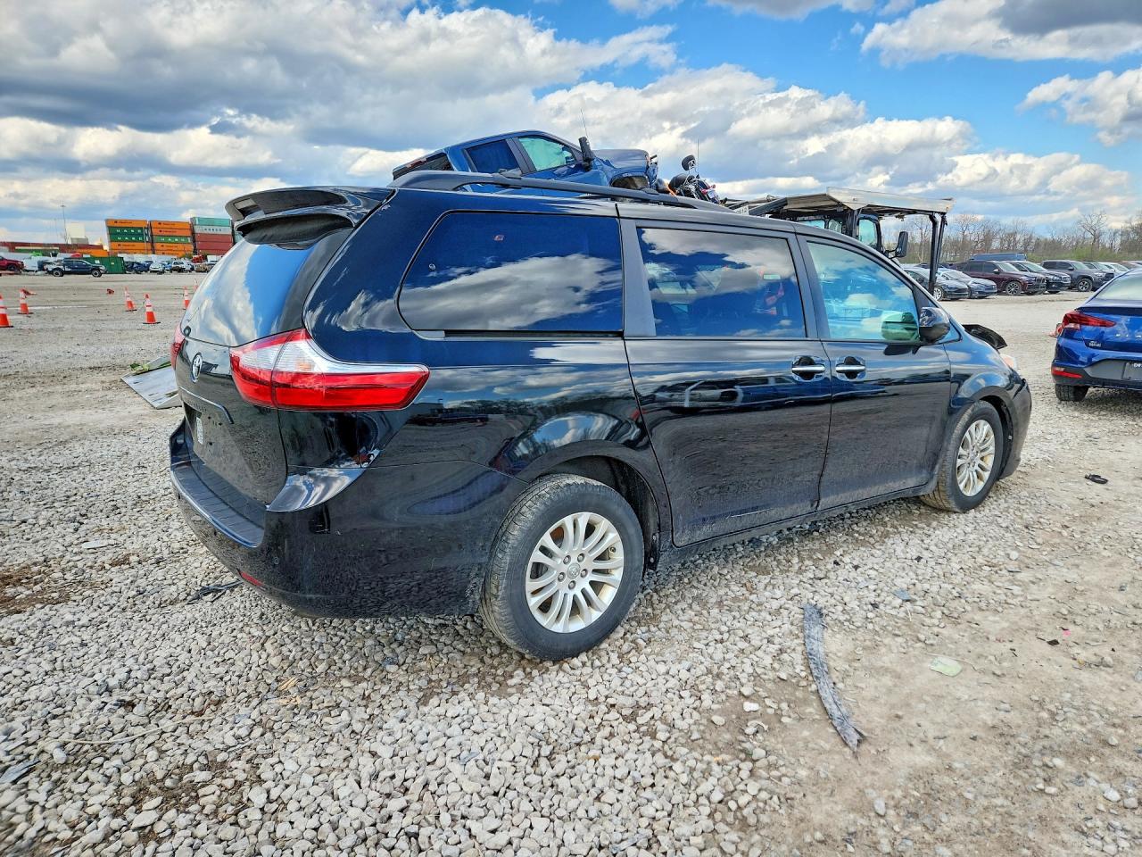 2017 TOYOTA SIENNA XLE PREMIUM 8-PASSENGER photo 7