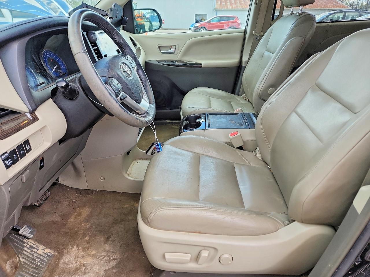 2017 TOYOTA SIENNA XLE PREMIUM 8-PASSENGER photo 19