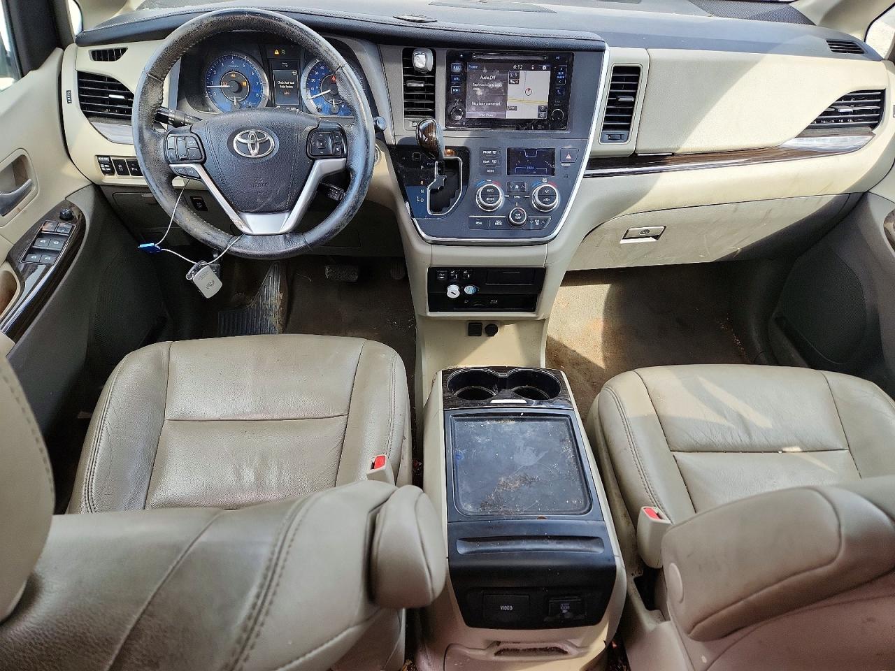 2017 TOYOTA SIENNA XLE PREMIUM 8-PASSENGER photo 22