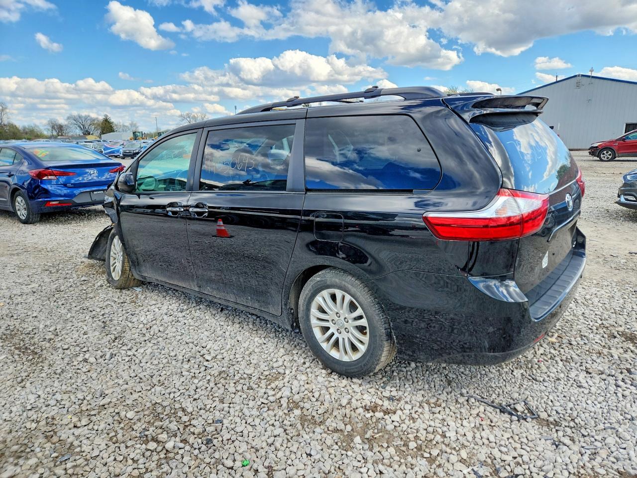 2017 TOYOTA SIENNA XLE PREMIUM 8-PASSENGER photo 4