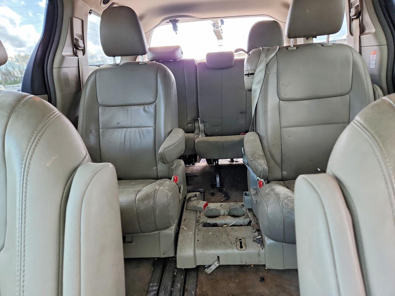 2017 TOYOTA SIENNA XLE PREMIUM 8-PASSENGER photo 28