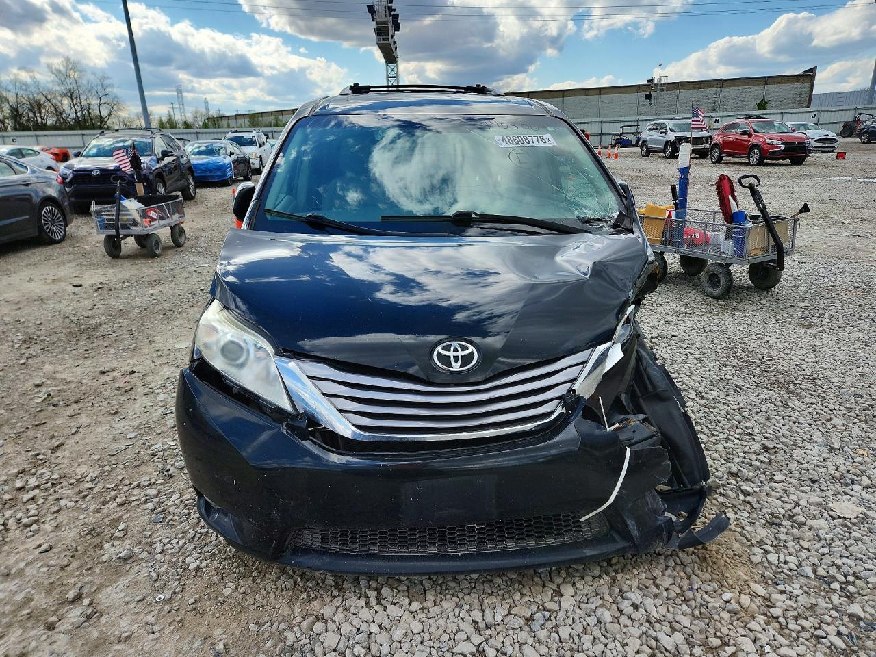2017 TOYOTA SIENNA XLE PREMIUM 8-PASSENGER photo 13