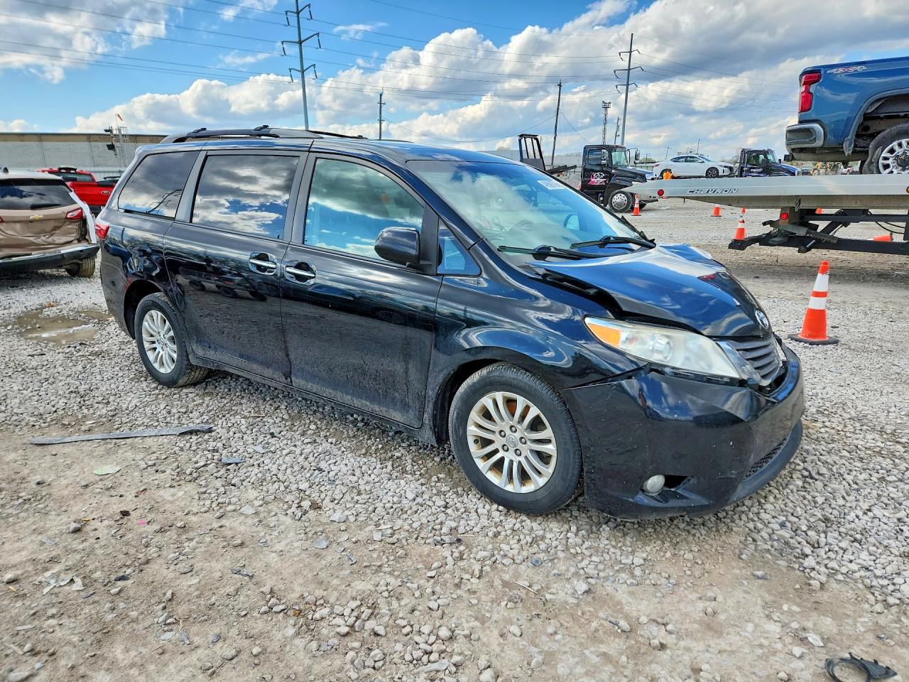 2017 TOYOTA SIENNA XLE PREMIUM 8-PASSENGER photo 10