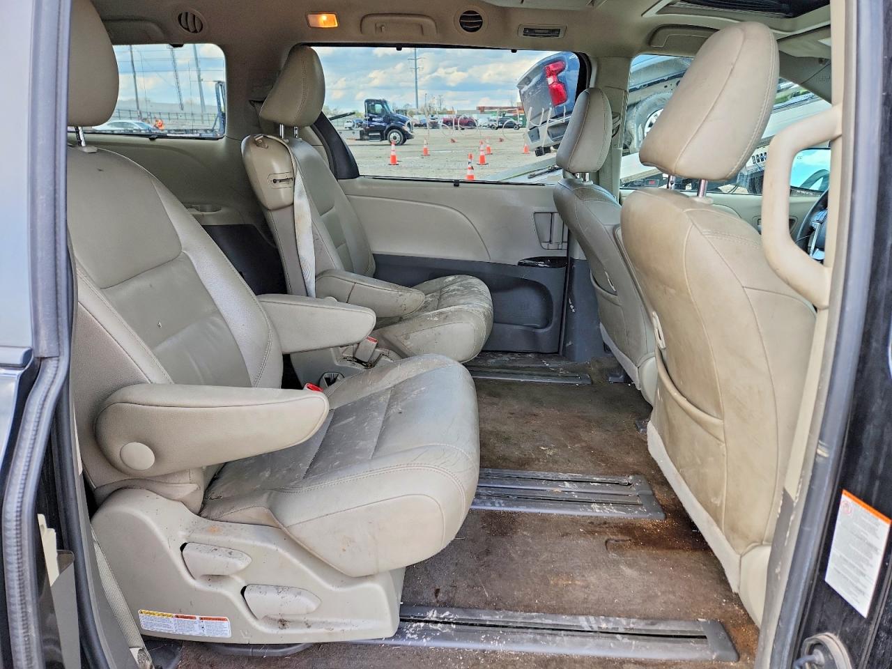 2017 TOYOTA SIENNA XLE PREMIUM 8-PASSENGER photo 31