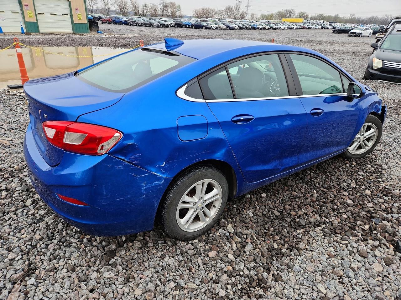 2017 CHEVROLET CRUZE LT photo 3