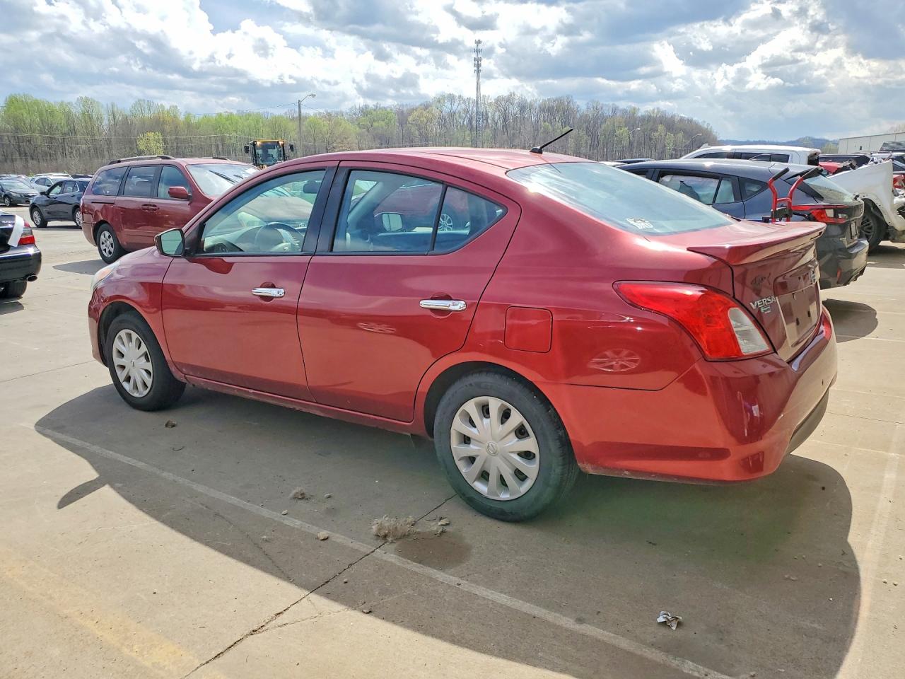 2019 NISSAN VERSA SV photo 2