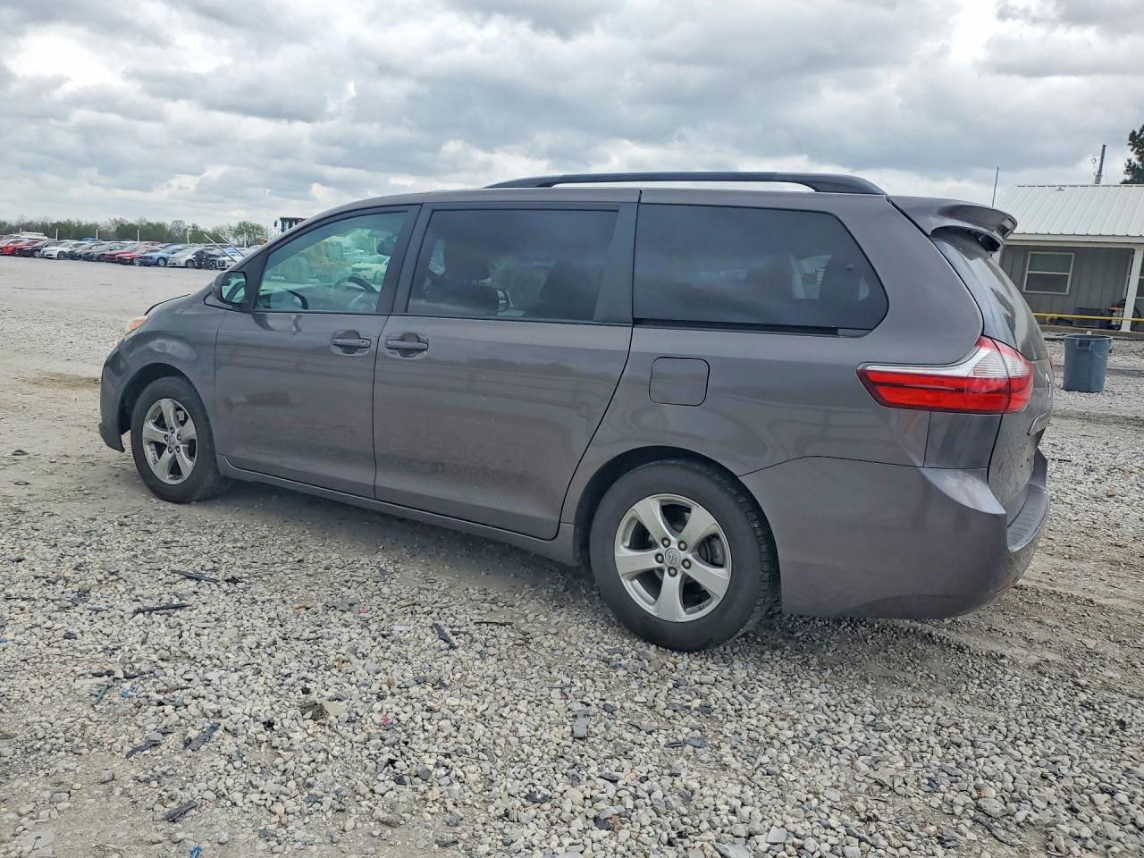 2017 TOYOTA SIENNA photo 4
