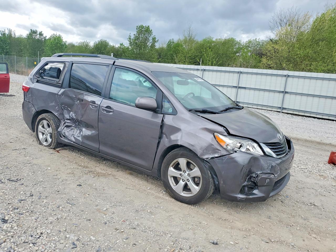2017 TOYOTA SIENNA photo 10