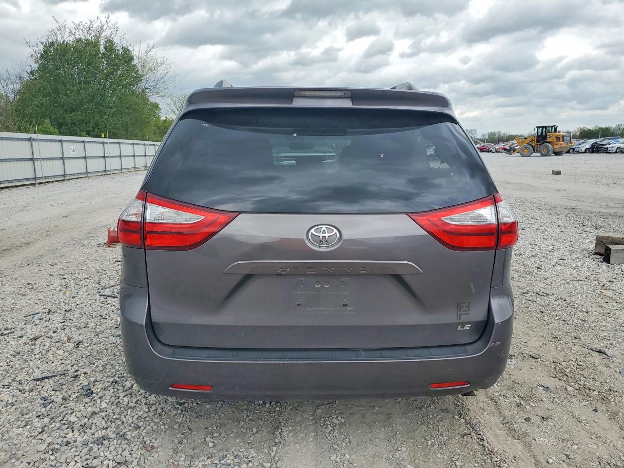 2017 TOYOTA SIENNA photo 16