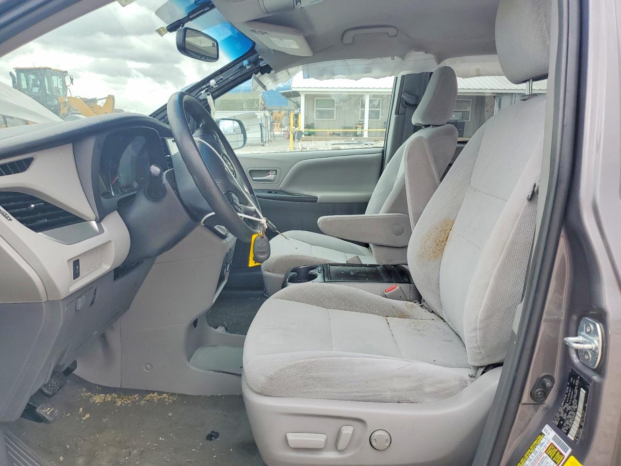 2017 TOYOTA SIENNA photo 19