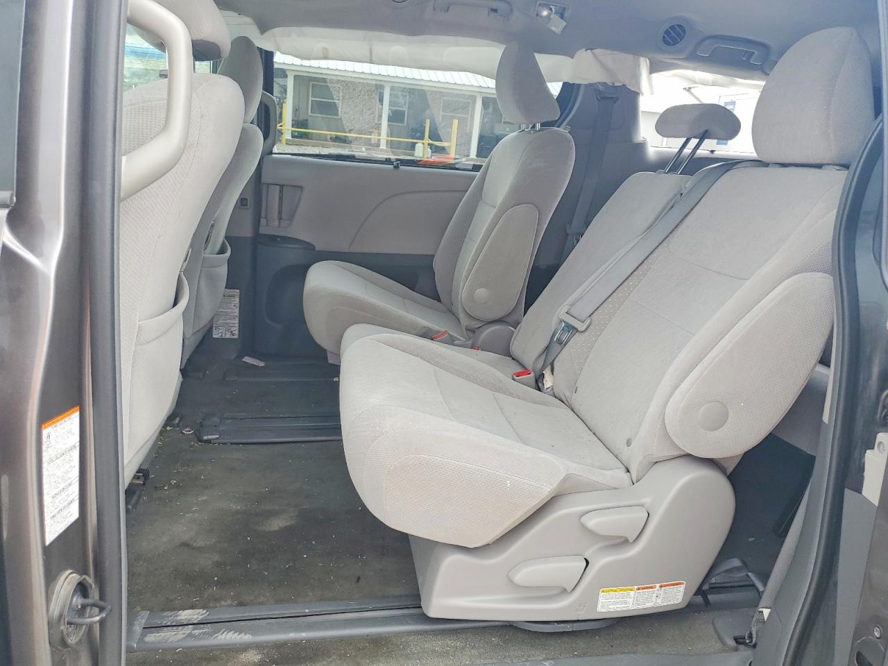 2017 TOYOTA SIENNA photo 31