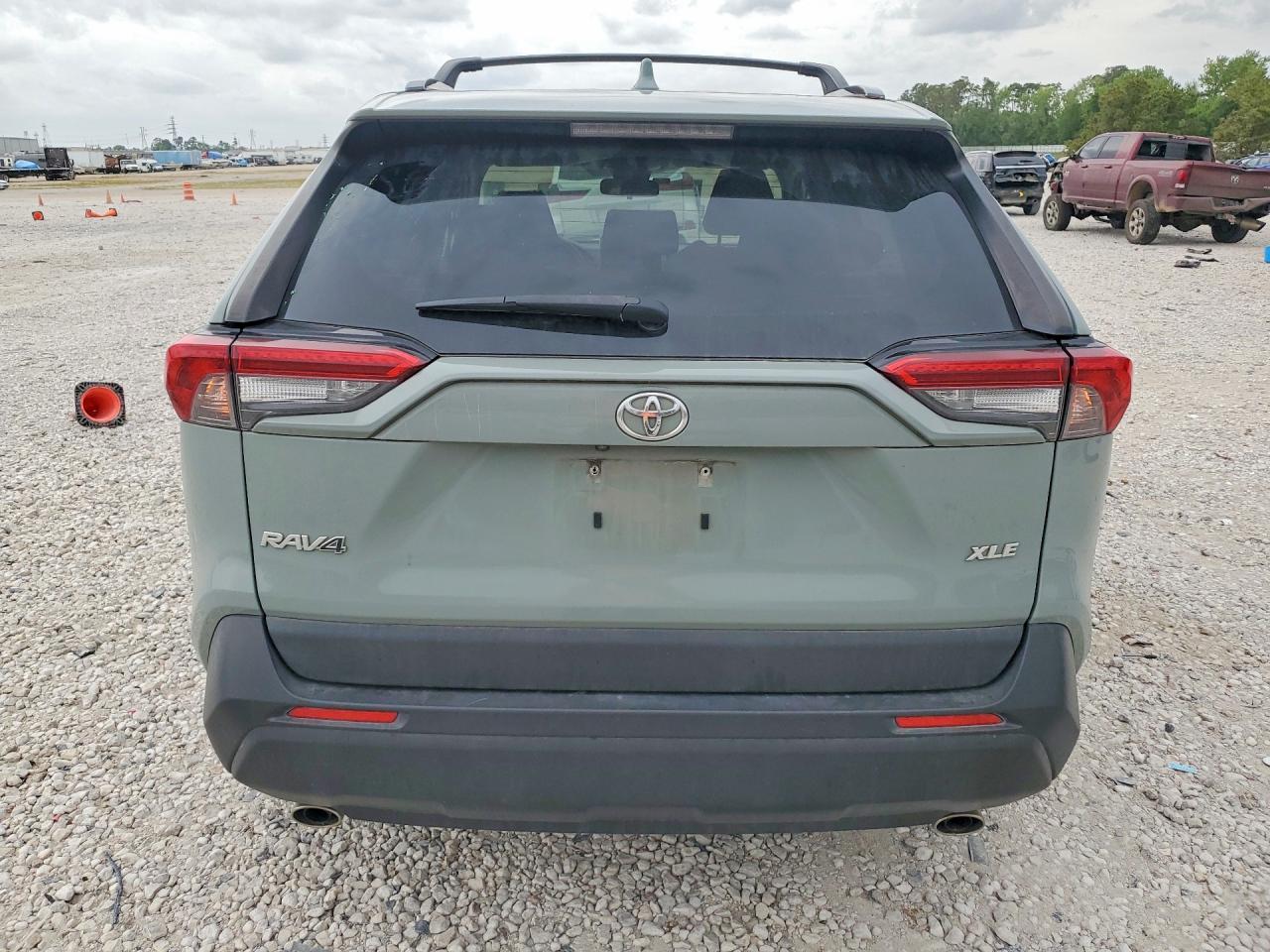 2019 TOYOTA RAV4 XLE photo 11