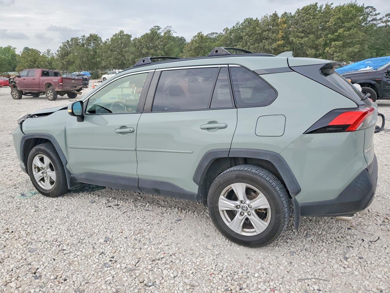 2019 TOYOTA RAV4 XLE photo 3
