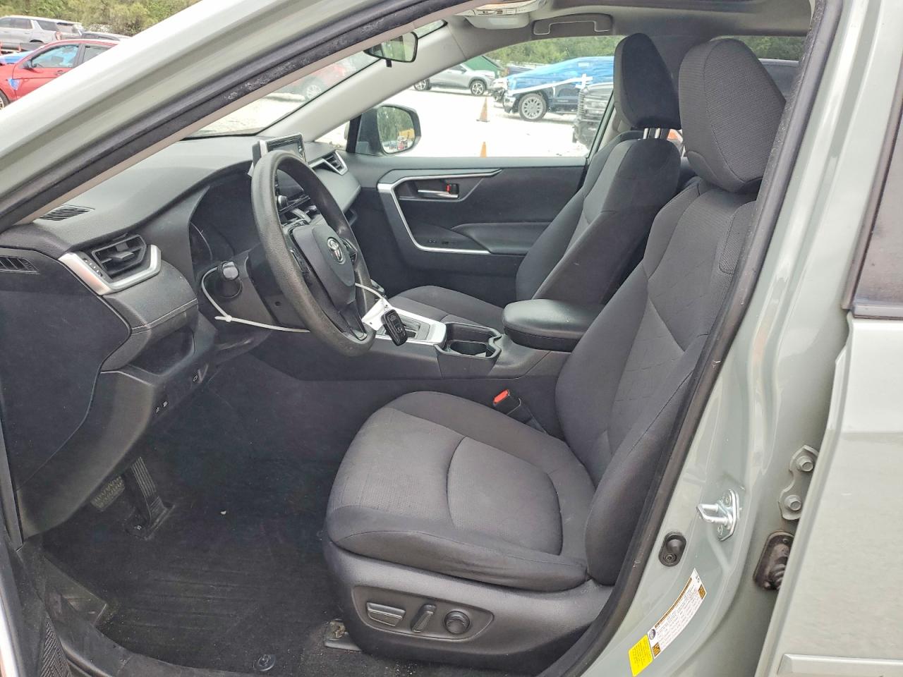 2019 TOYOTA RAV4 XLE photo 13