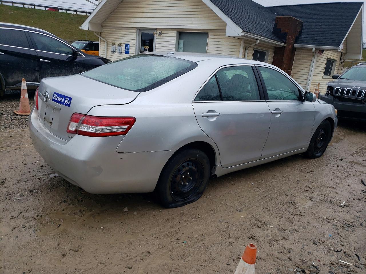 2010 TOYOTA CAMRY LE photo 3