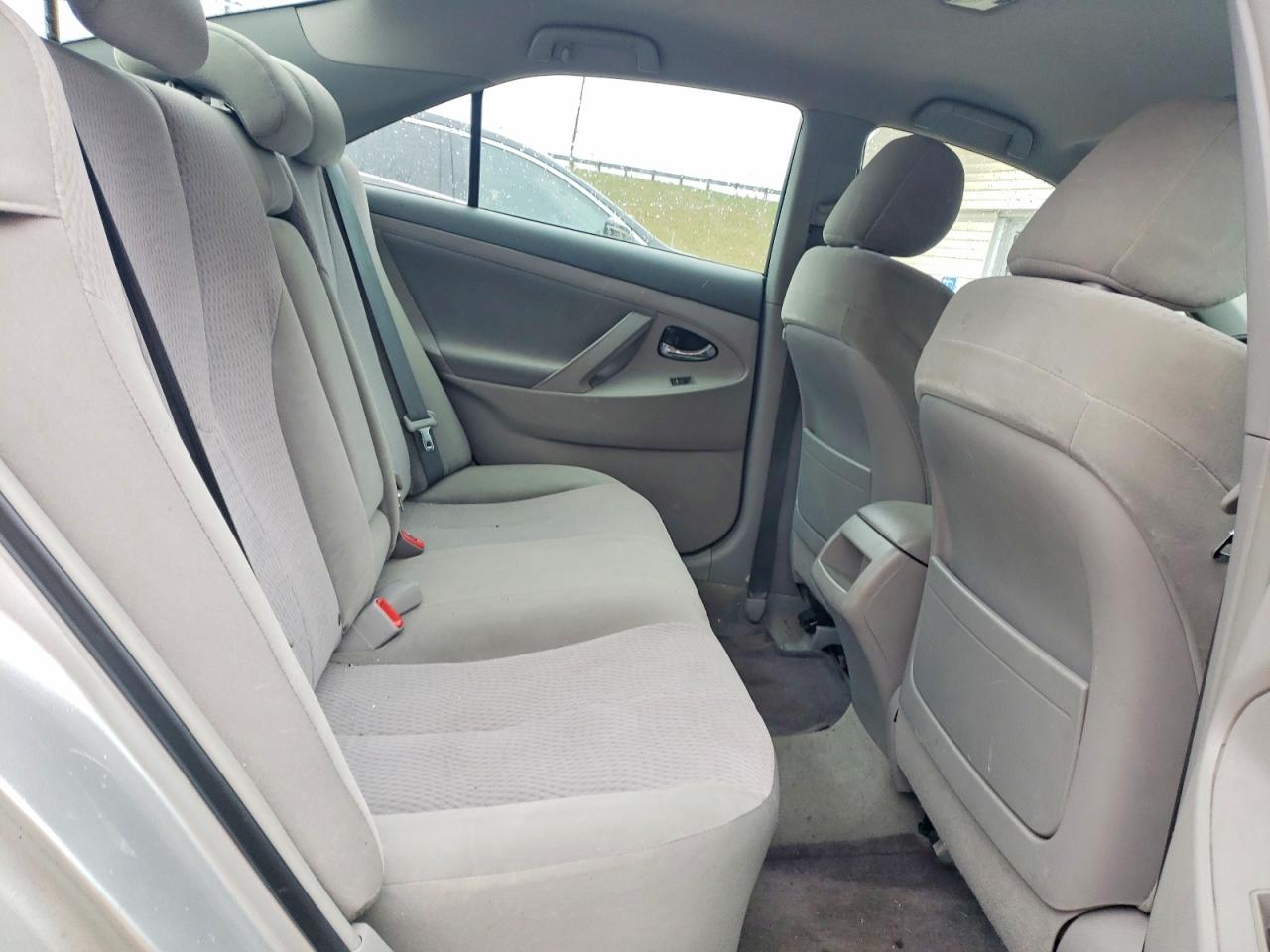 2010 TOYOTA CAMRY LE photo 10