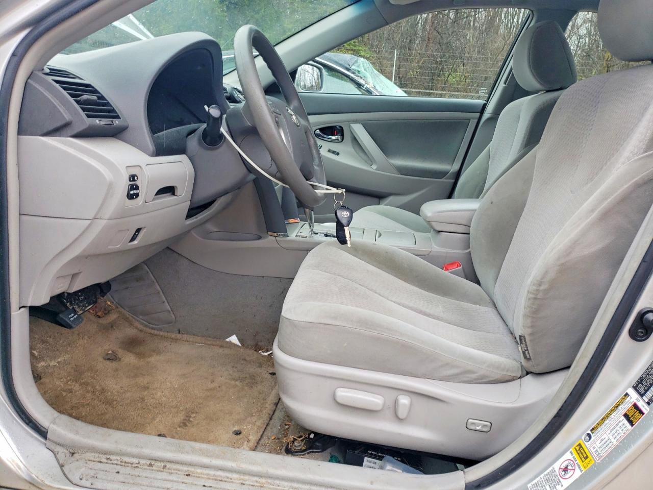 2010 TOYOTA CAMRY LE photo 7