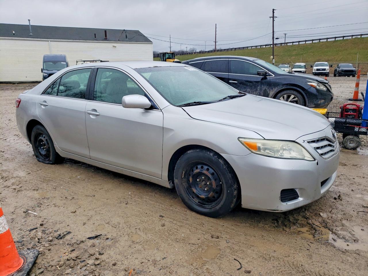 2010 TOYOTA CAMRY LE photo 4