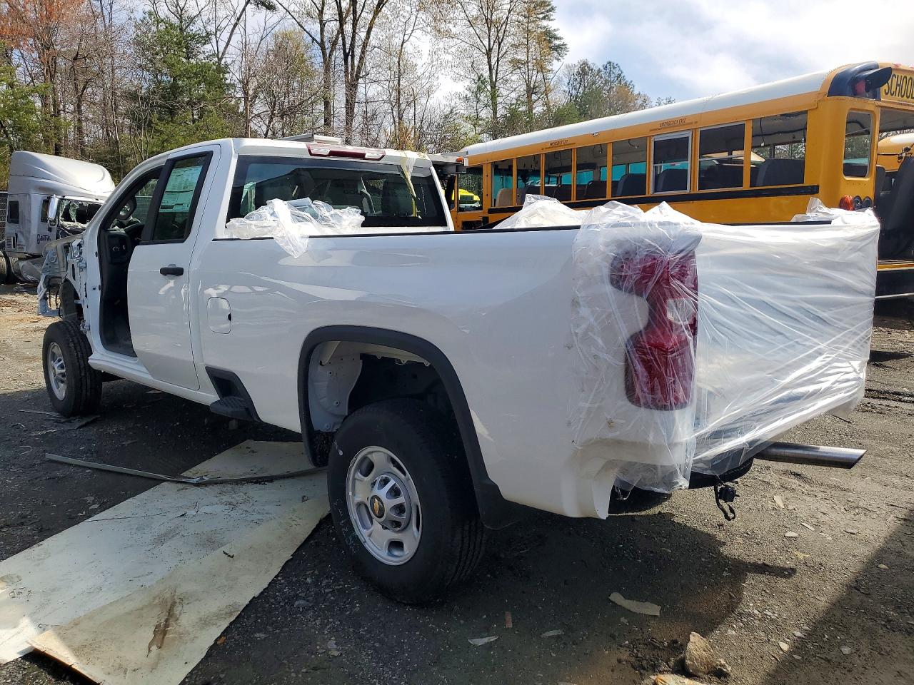 2024 CHEVROLET SILVERADO C2500 HEAVY DUTY photo 3
