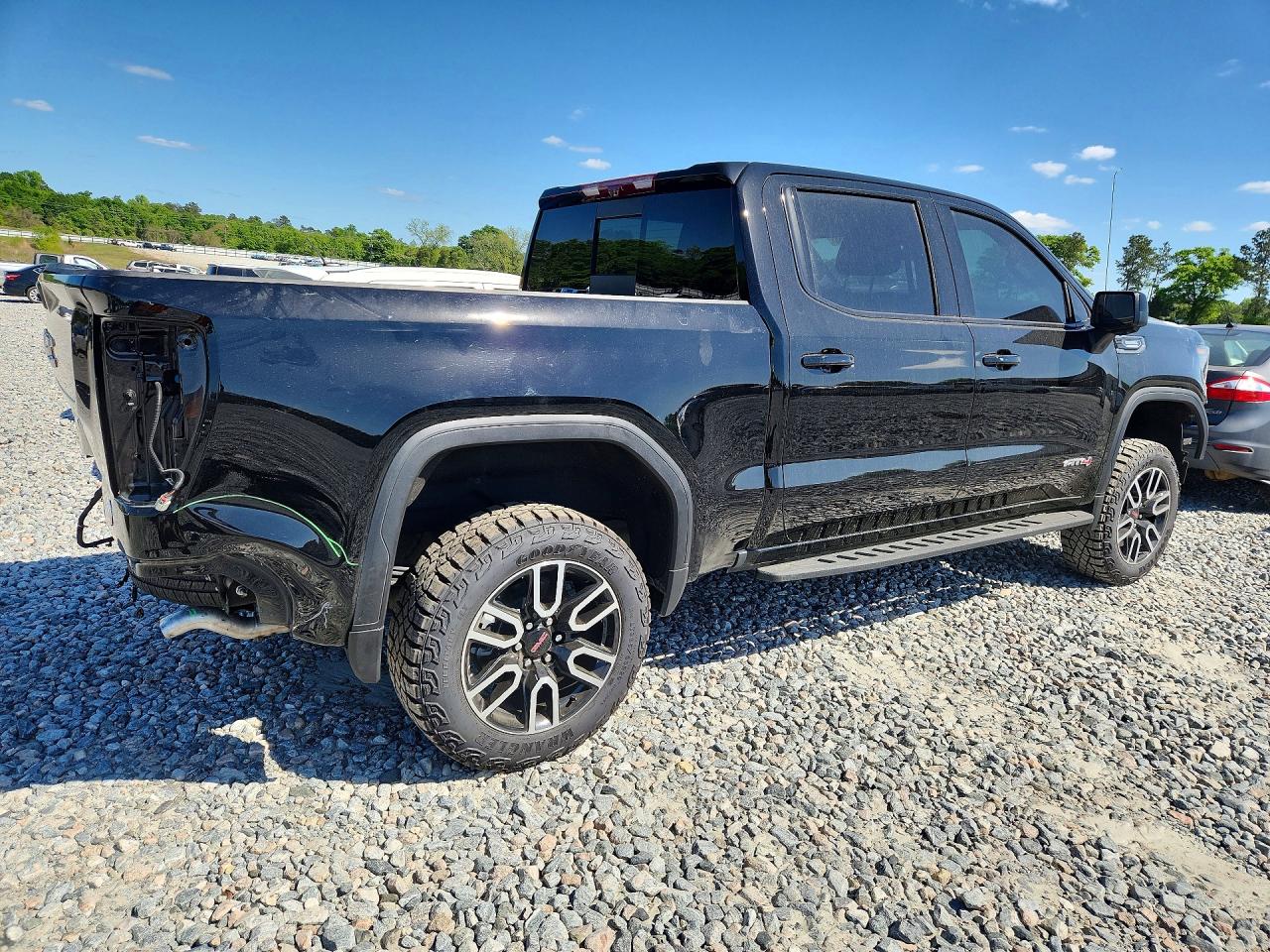 2025 GMC SIERRA K1500 AT4 photo 3
