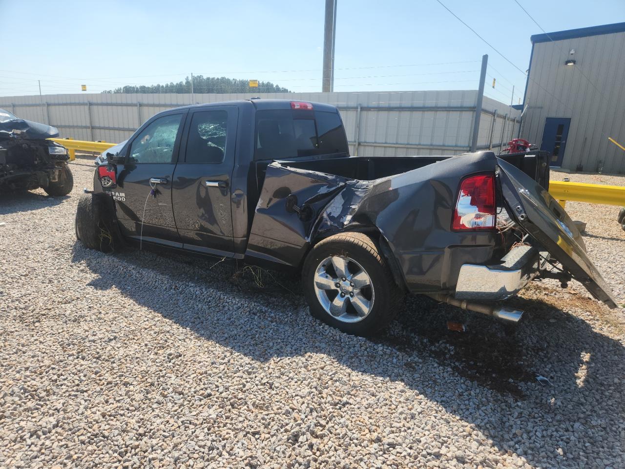 2015 RAM 1500 SLT photo 3