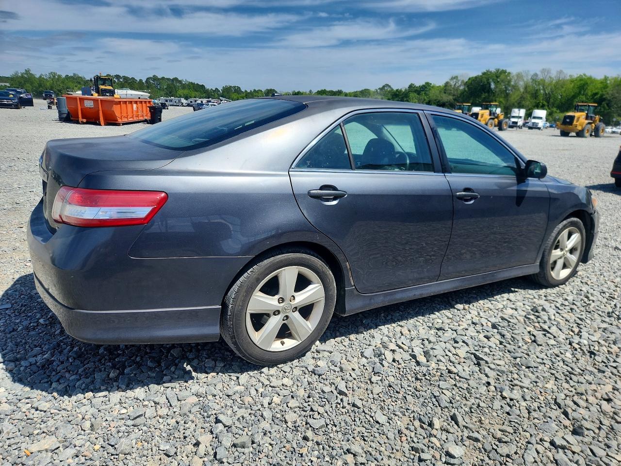 2011 TOYOTA CAMRY SE photo 5