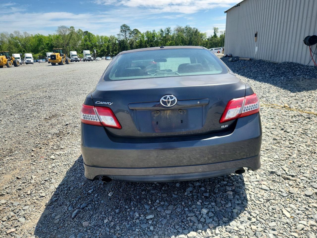 2011 TOYOTA CAMRY SE photo 11