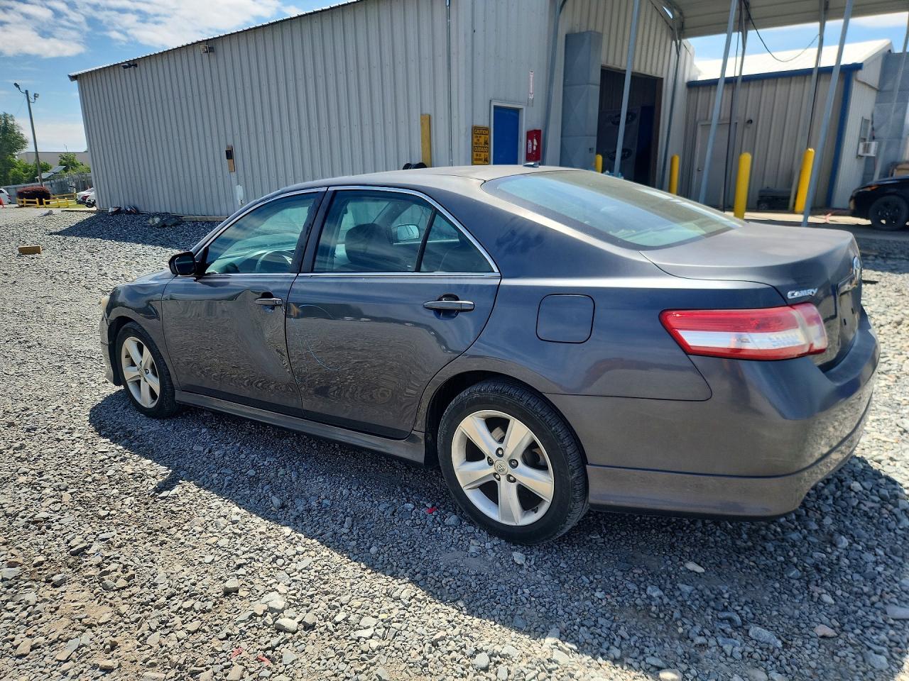 2011 TOYOTA CAMRY SE photo 3