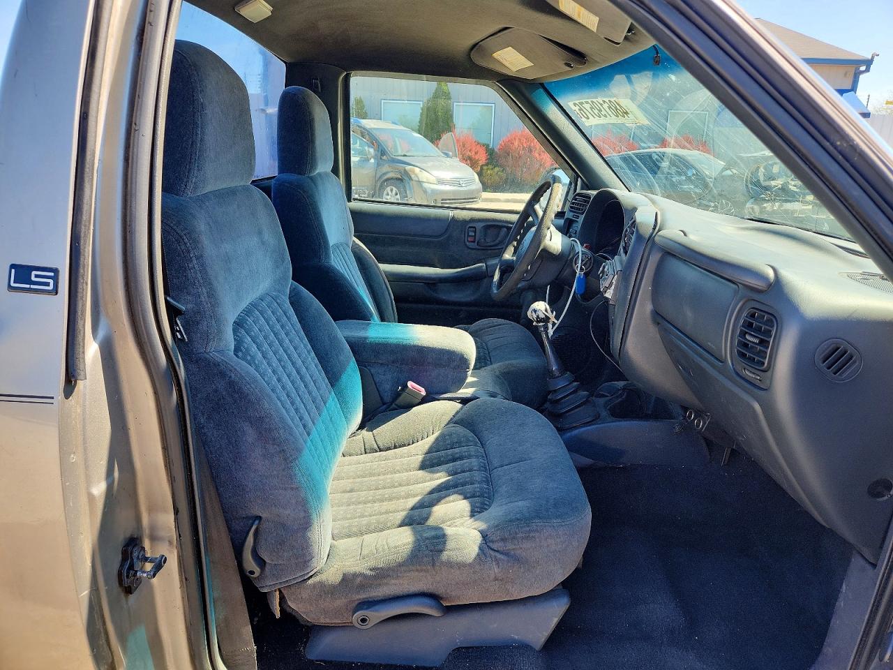 2001 CHEVROLET S TRUCK S10 photo 19