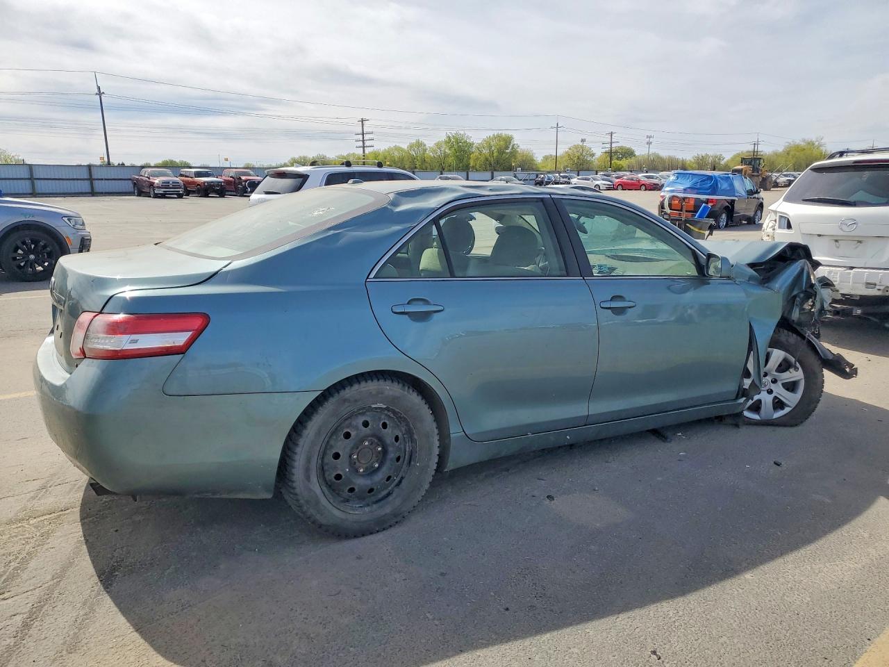 2010 TOYOTA CAMRY LE photo 3