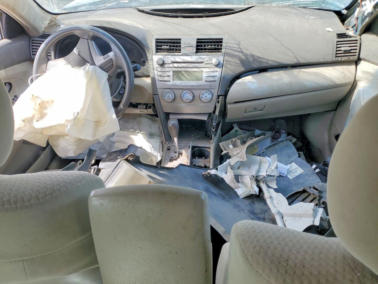 2010 TOYOTA CAMRY LE photo 8