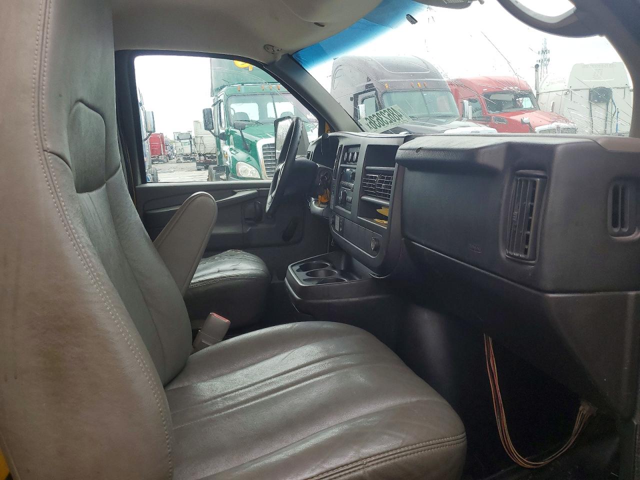 2012 GMC SAVANA BOX TRUCK photo 31