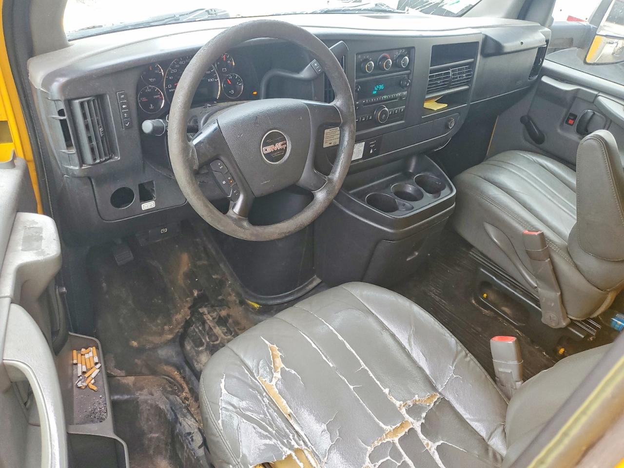 2012 GMC SAVANA BOX TRUCK photo 22