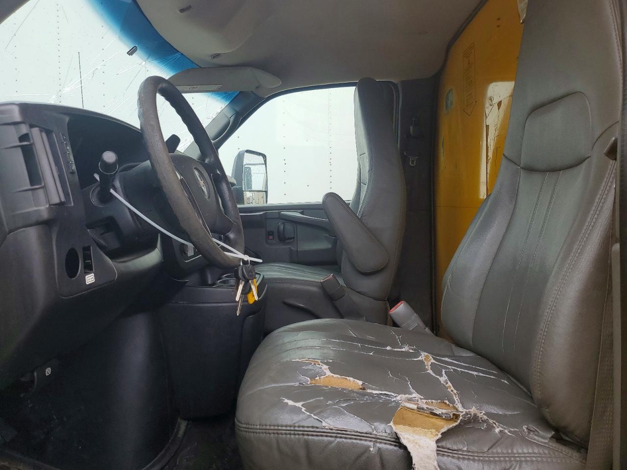2012 GMC SAVANA BOX TRUCK photo 19