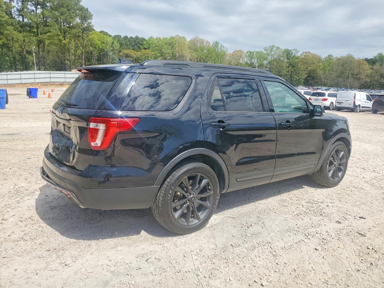 2017 FORD EXPLORER XLT photo 5