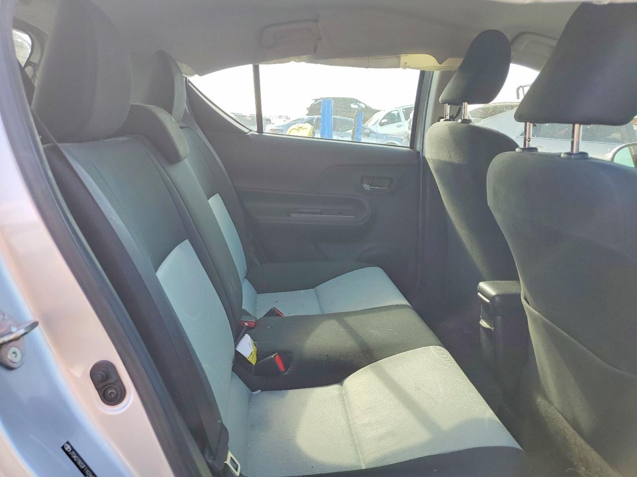 2015 TOYOTA PRIUS C TWO photo 28
