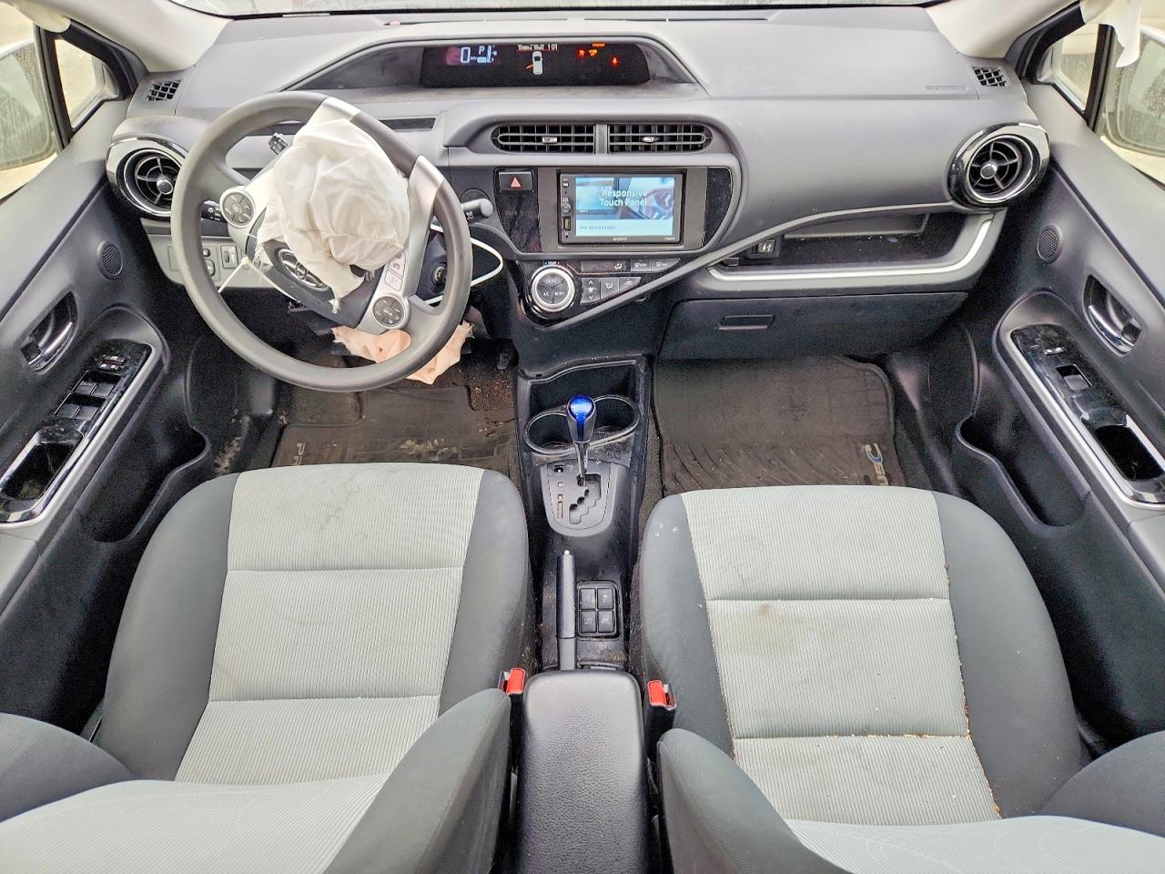 2015 TOYOTA PRIUS C TWO photo 22