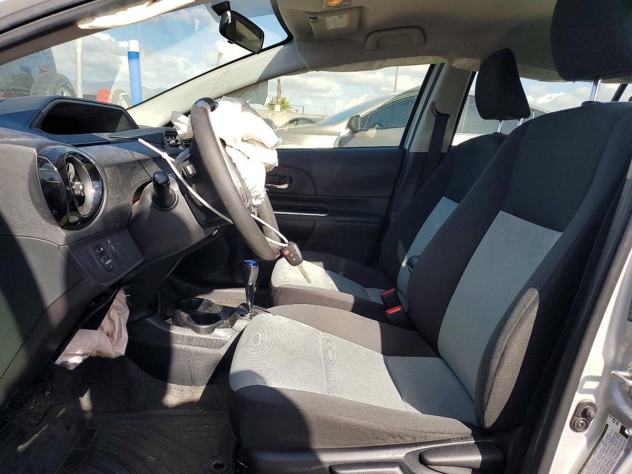 2015 TOYOTA PRIUS C TWO photo 19