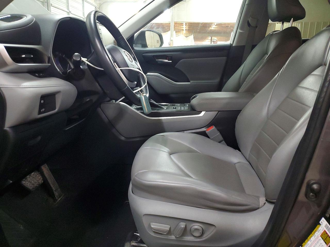 2022 TOYOTA HIGHLANDER XLE photo 13