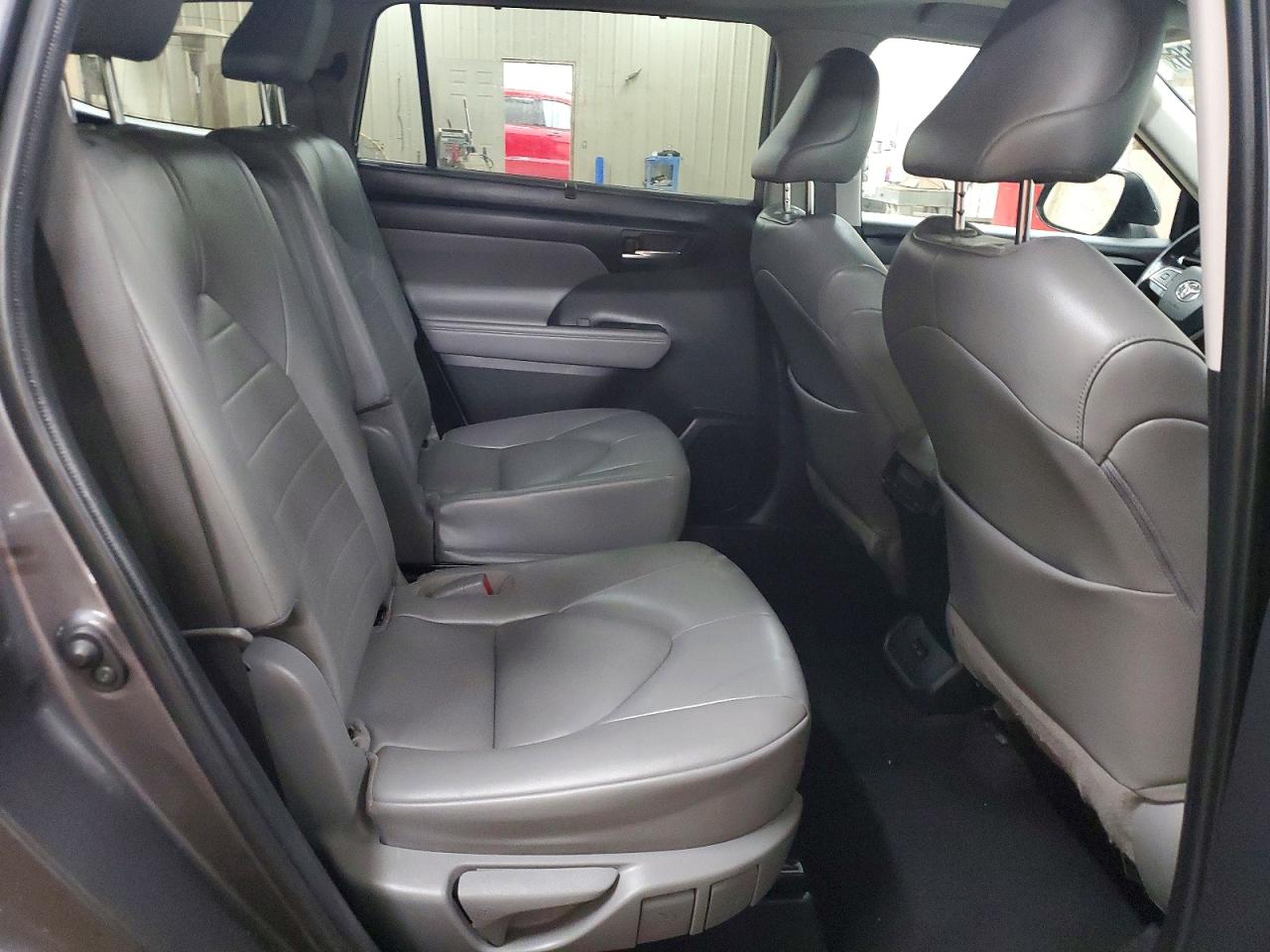 2022 TOYOTA HIGHLANDER XLE photo 21