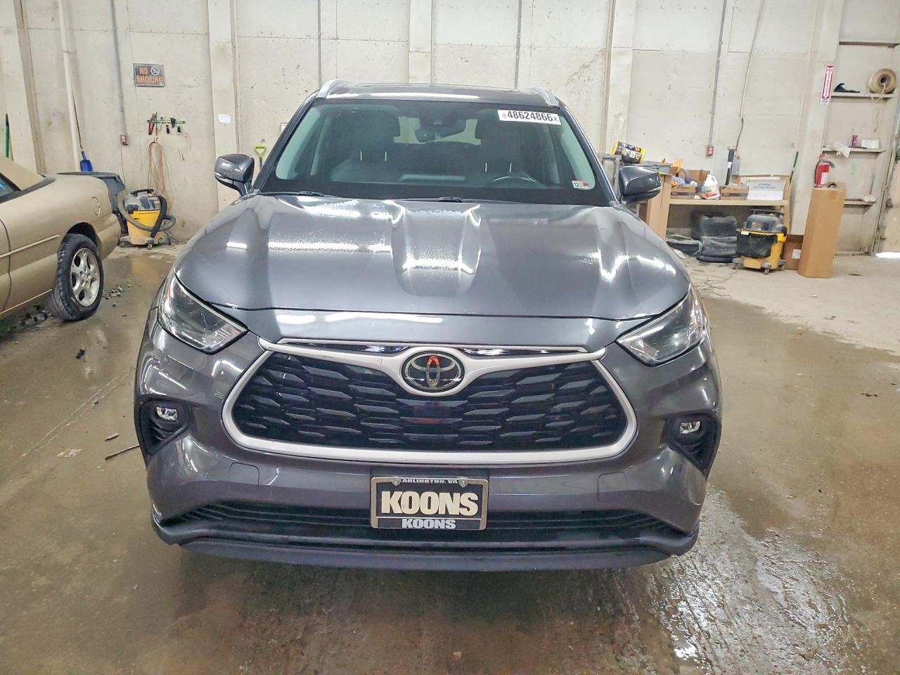 2022 TOYOTA HIGHLANDER XLE photo 9