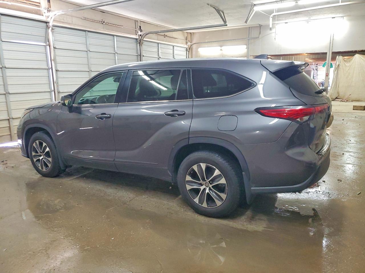 2022 TOYOTA HIGHLANDER XLE photo 3